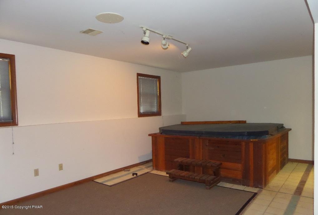 280 Pin Oak Road Stroudsburg, PA 18360 - Photo 6 of 14 a room with a desk and chair