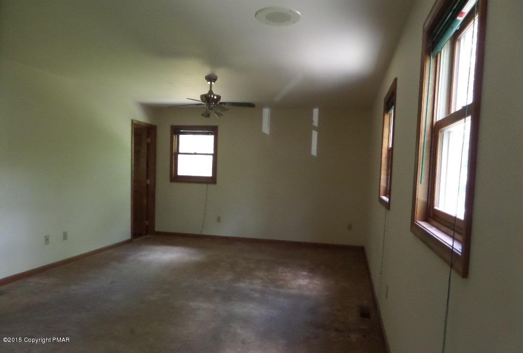 280 Pin Oak Road Stroudsburg, PA 18360 - Photo 10 of 14 an empty room that has a window
