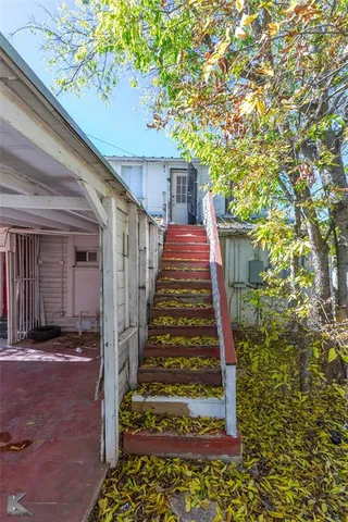 a view of entryway with a front door