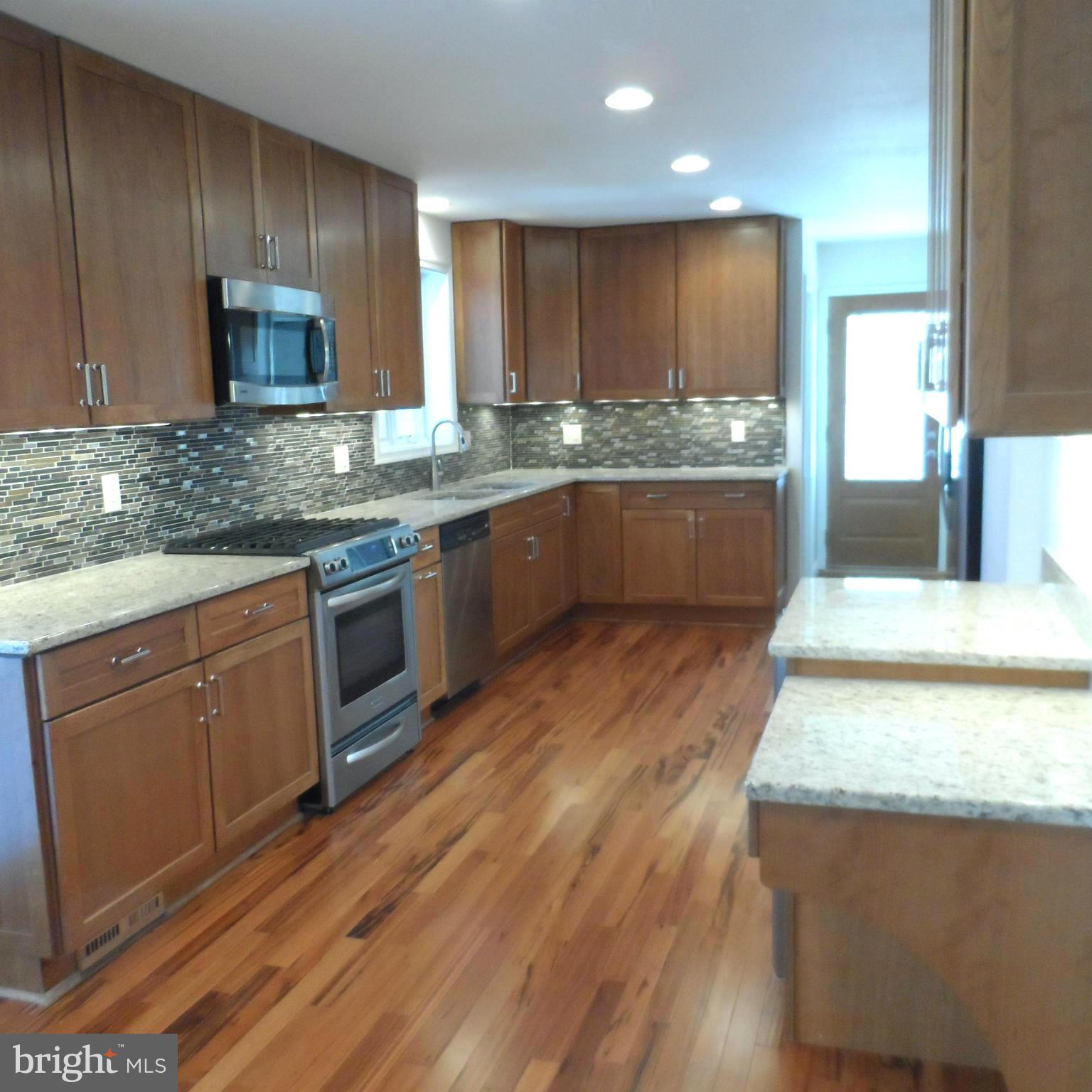 6607 Huntsman Boulevard Springfield, VA 22152 - Photo 4 of 30 New Gas Range, Built-in Microwave