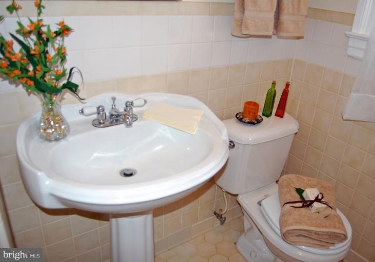 7037 Warfield Road Gaithersburg, MD 20882 - Photo 22 of 30 Bath
