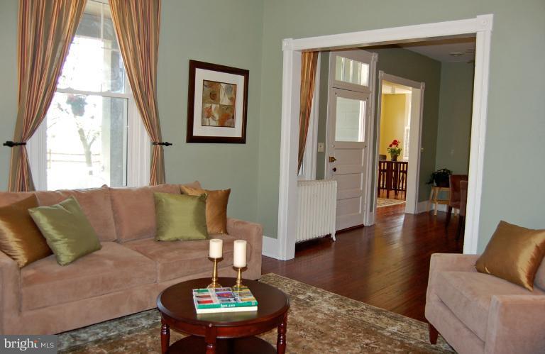 7037 Warfield Road Gaithersburg, MD 20882 - Photo 9 of 30 Living Room