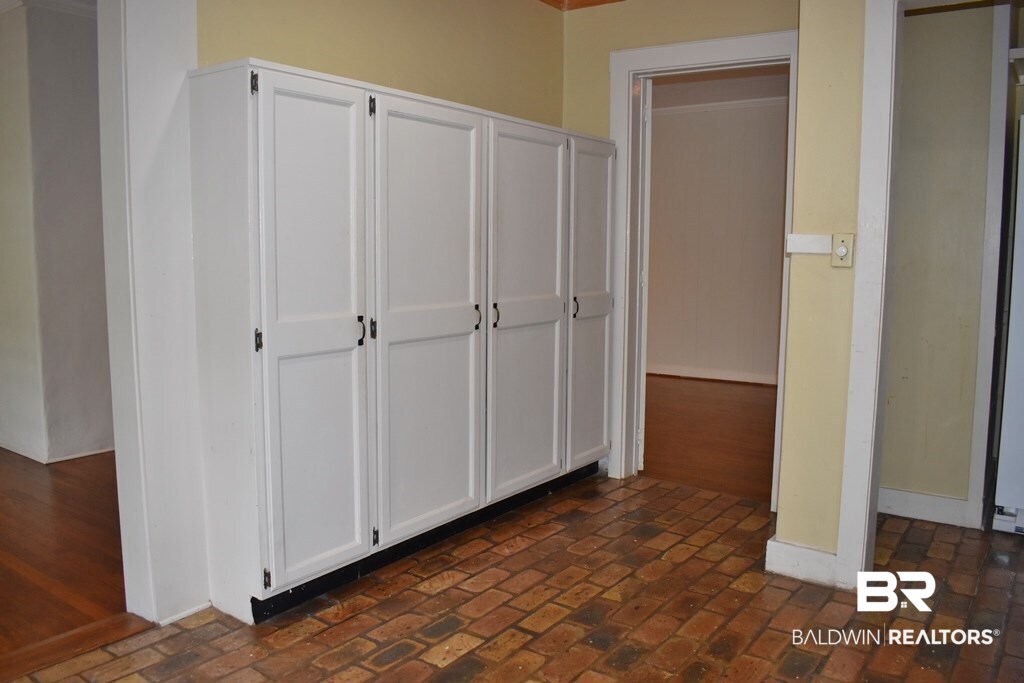 352 South Summit Street Fairhope, AL 36532 - Photo 30 of 49 Kitchen Cabinets