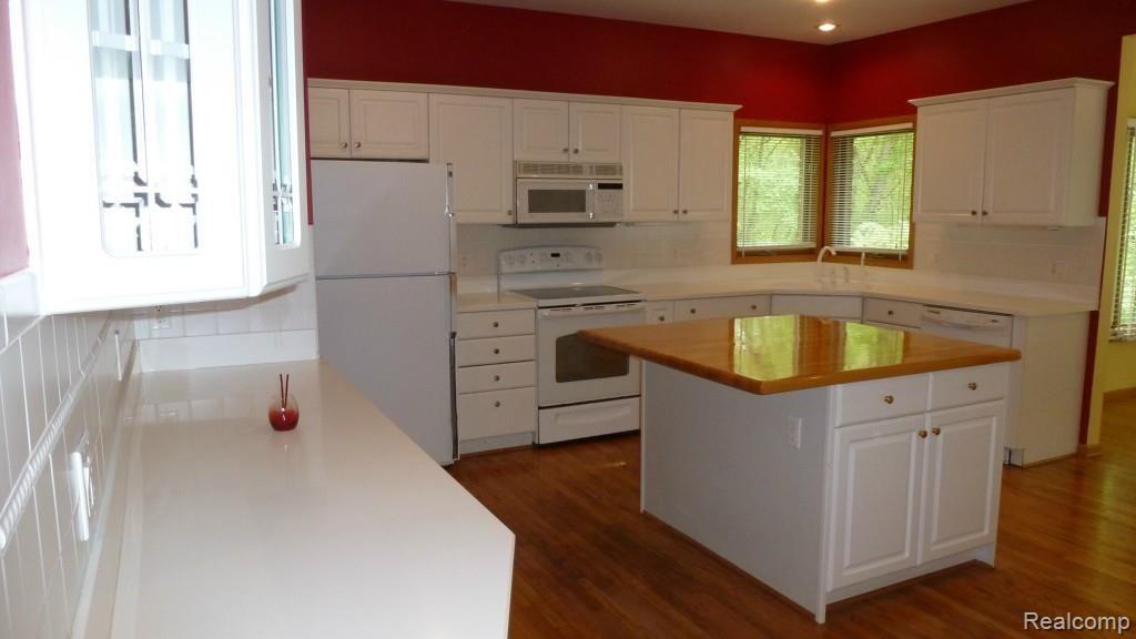 1196 Timber Ridge Court Milford, MI 48380 - Photo 7 of 30 Kitchen w/ Corian & Butcher Block Counter Tops