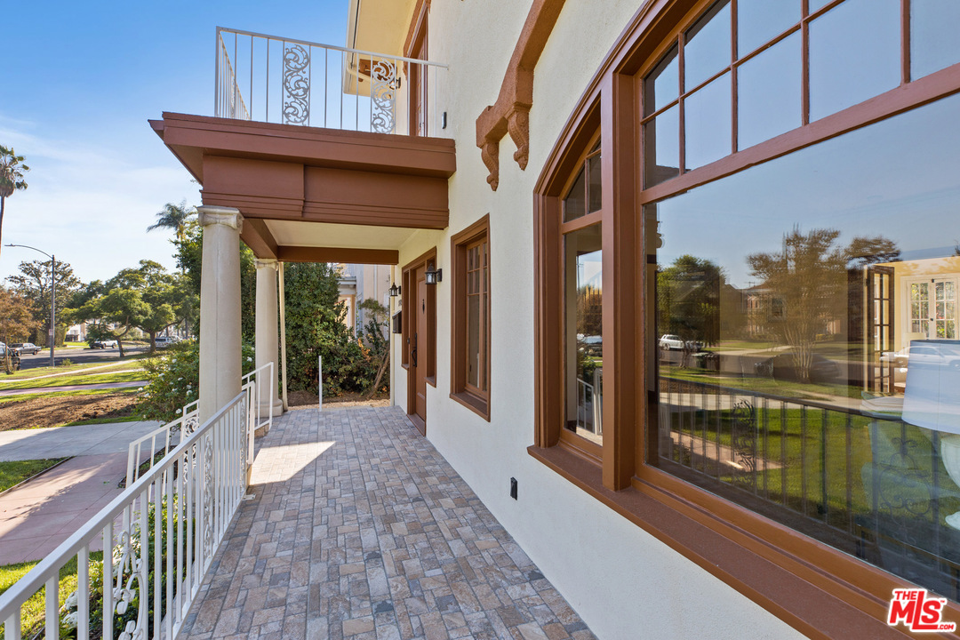 2109 Wellington Road Los Angeles, CA 90016 - Photo 3 of 33 Gallery Image 3