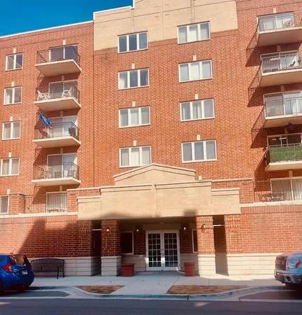 $215,000 | 3303 Grove Avenue, Unit 306, Berwyn, IL 60402