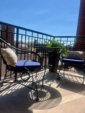 $215,000 | 3303 Grove Avenue, Unit 306, Berwyn, IL 60402