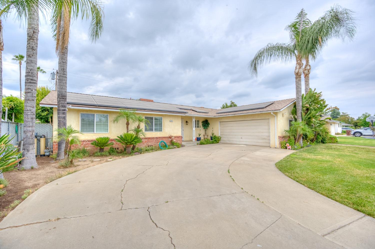 2170 Moir Drive Sanger, CA 93657 - Photo 4 of 22 a front view of house with yard and green space