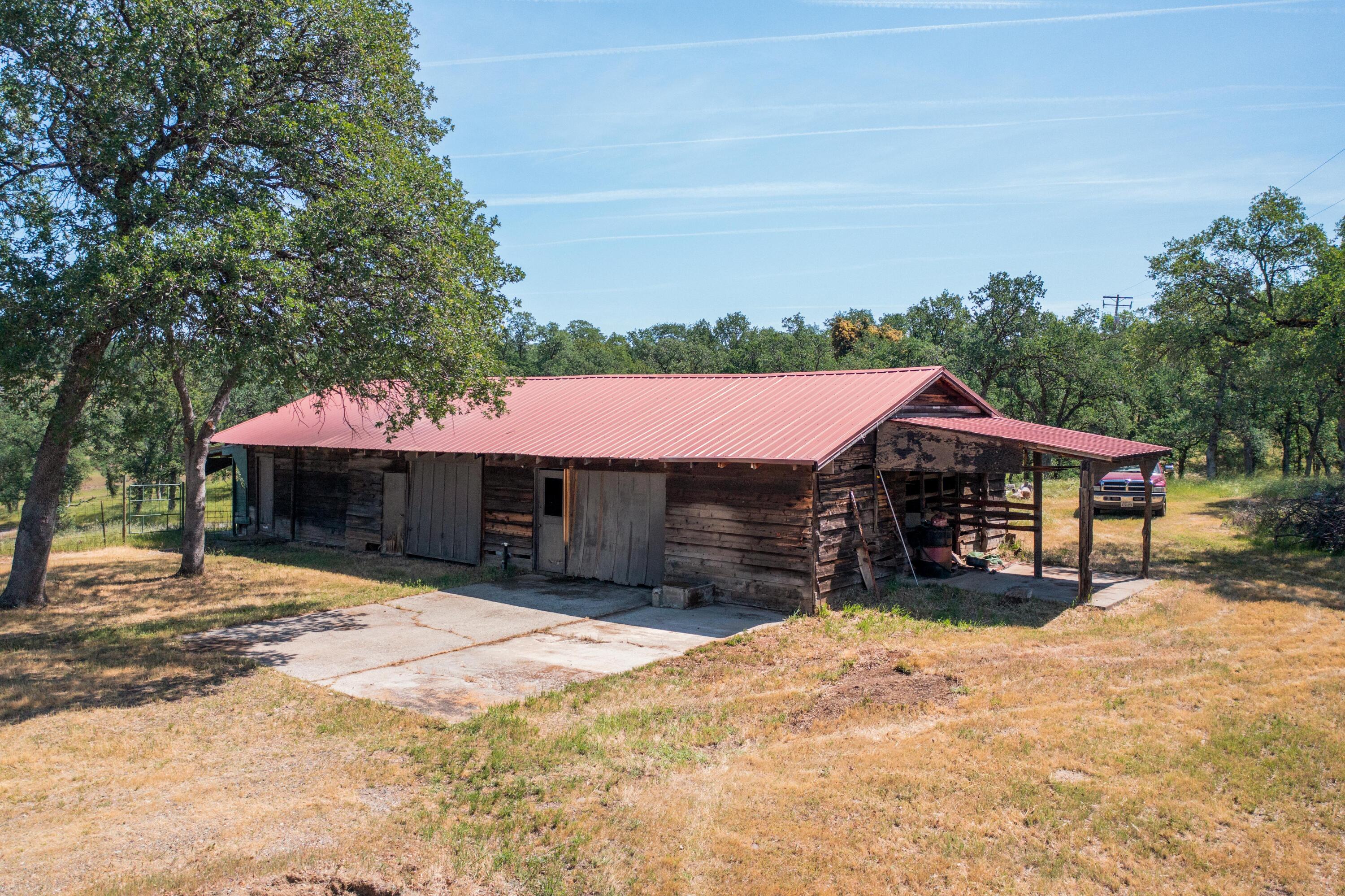 24423 Bascom Road Millville, CA 96062 - Photo 19 of 31 barn