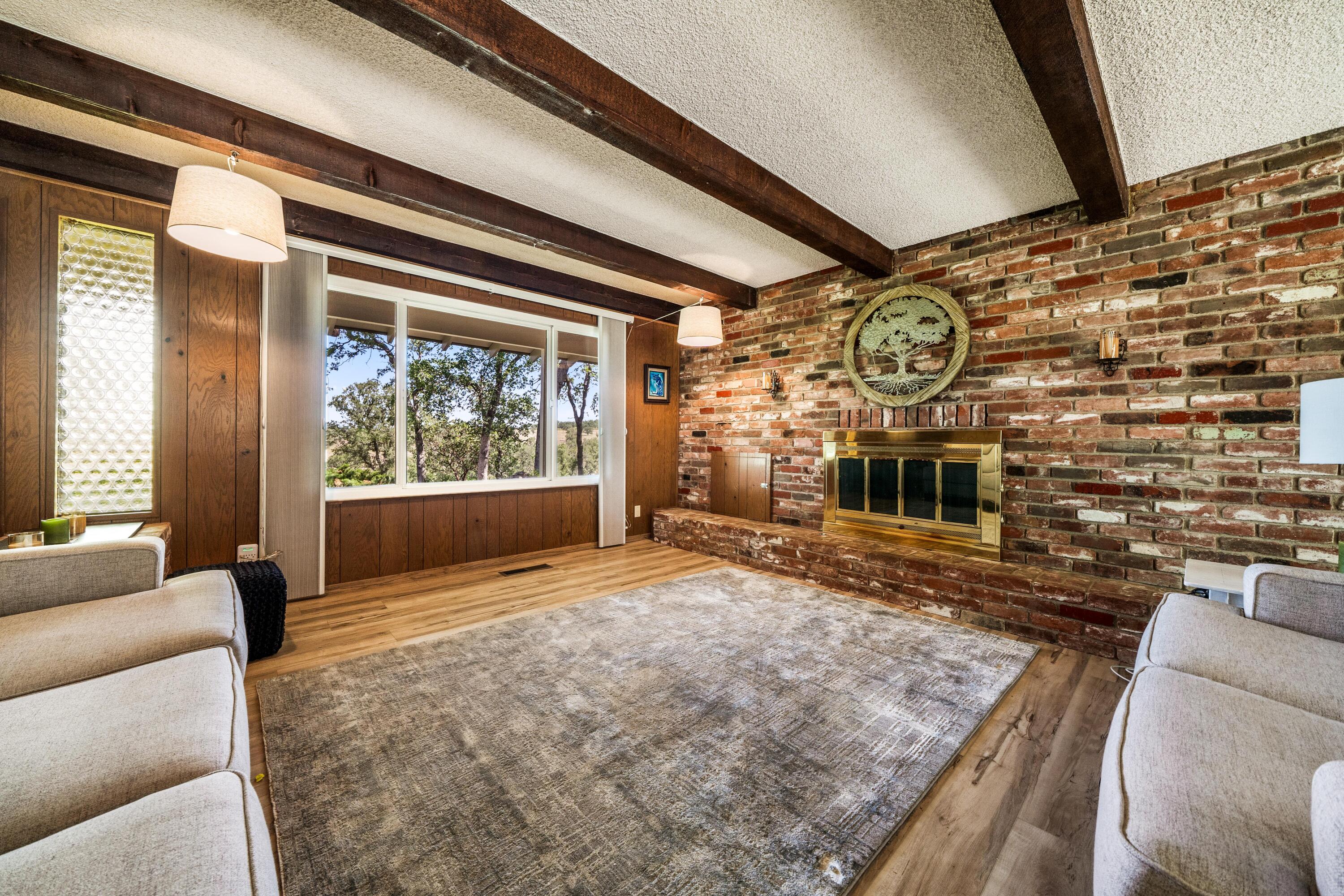 24423 Bascom Road Millville, CA 96062 - Photo 4 of 31 living room