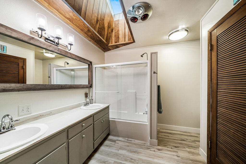 24423 Bascom Road Millville, CA 96062 - Photo 10 of 31 guest bathroom