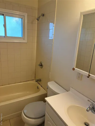 $3,600 | 148 North 22nd Street, Unit 2, Wyandanch, NY 11798
