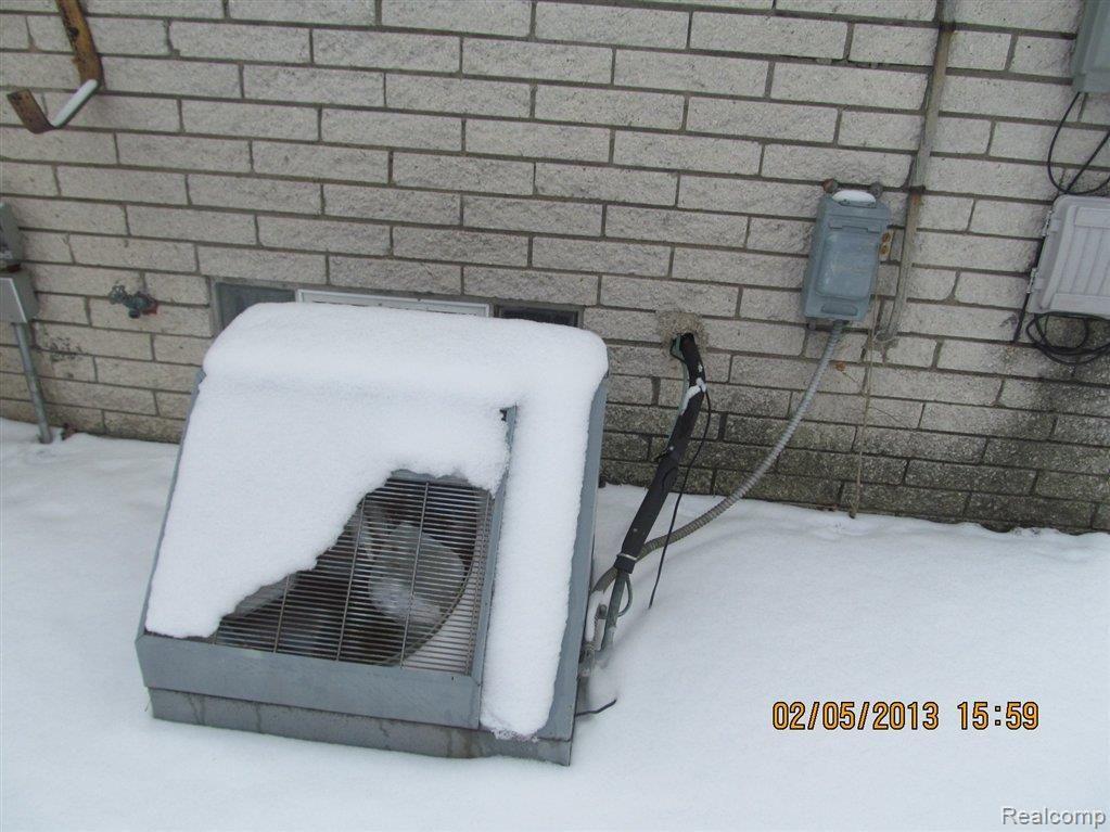 16831 Stephens Road Eastpointe, MI 48021 - Photo 5 of 13 stephens 005.jpg