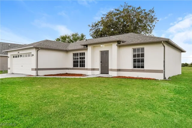a view of a house with backyard