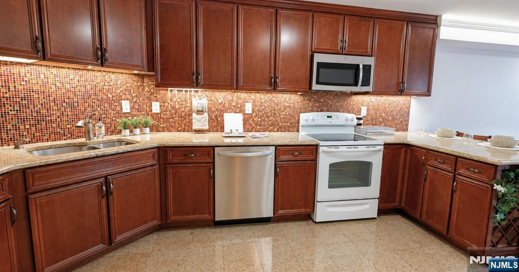 1055 River Road, Unit 302 Edgewater, NJ 07020 - Photo 5 of 16 Gallery Image 5