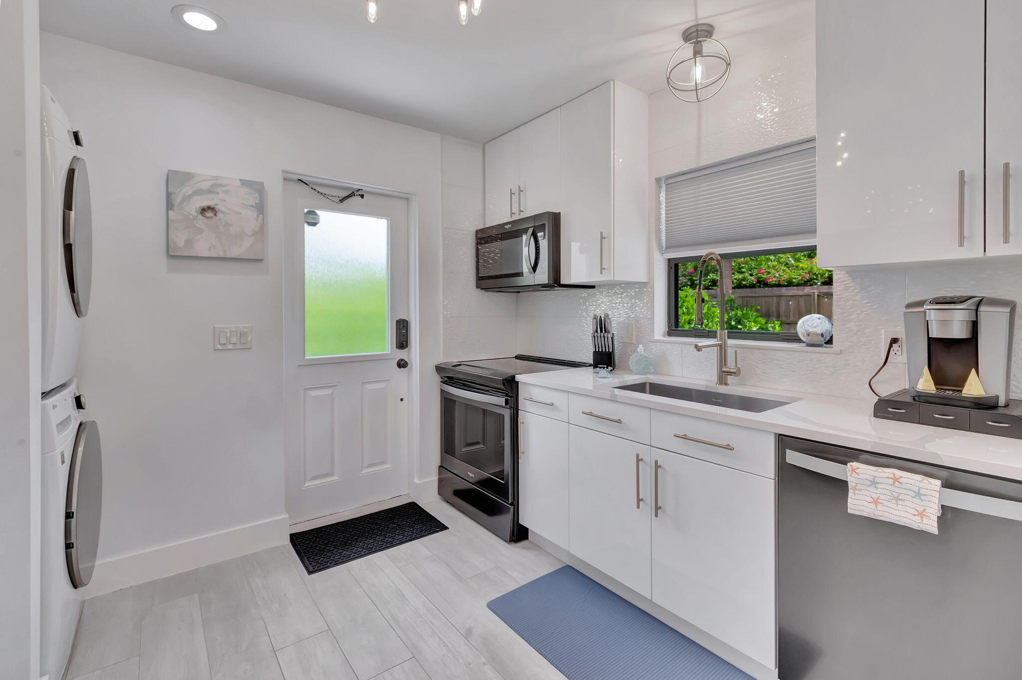 201 Southeast 7th Street Delray Beach, FL 33483 - Photo 18 of 31 Window overlooking the Patio