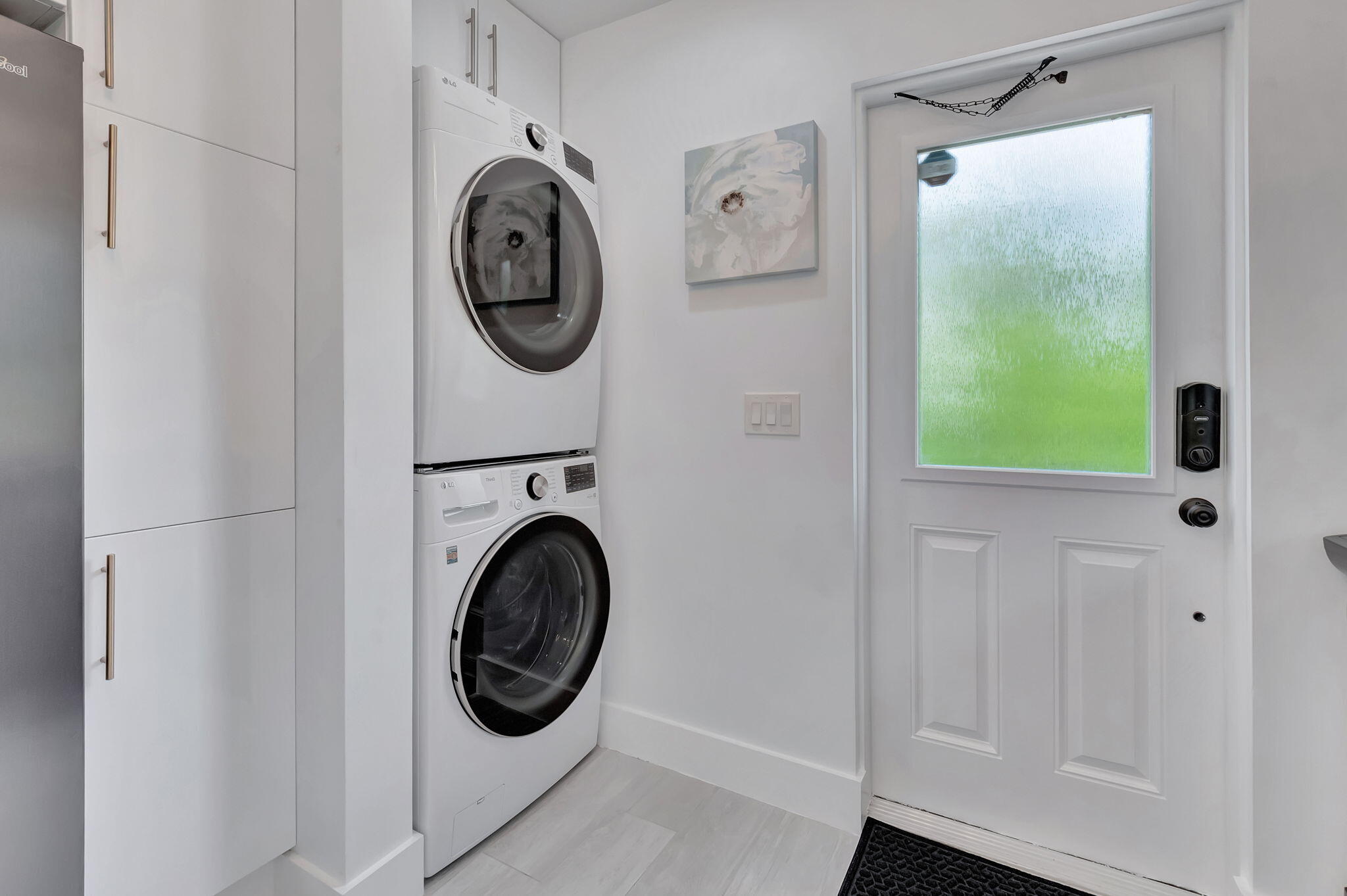 201 Southeast 7th Street Delray Beach, FL 33483 - Photo 19 of 31 Modern Full size Washer and Dryer