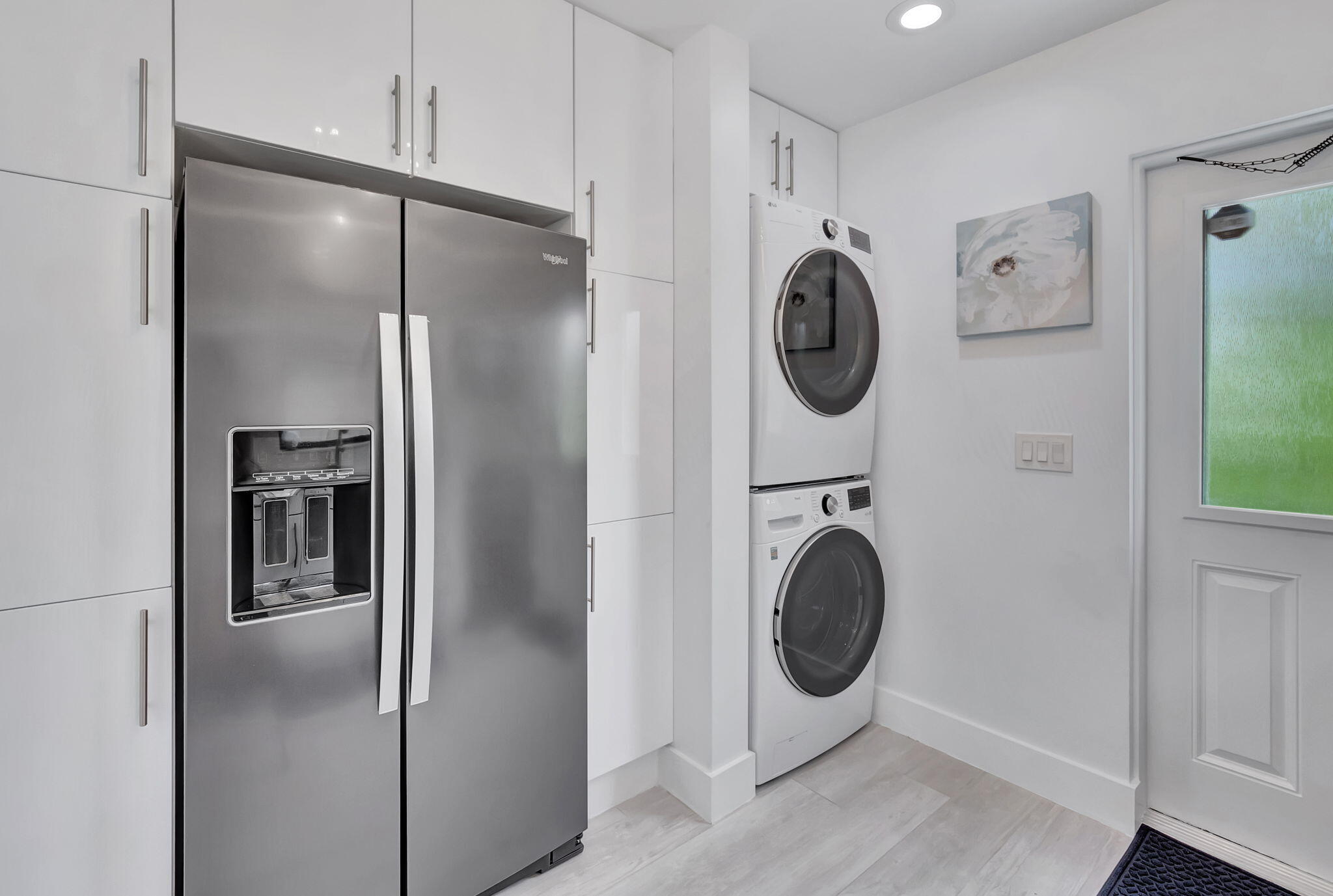 201 Southeast 7th Street Delray Beach, FL 33483 - Photo 20 of 31 Modern Full size Washer and Dryer