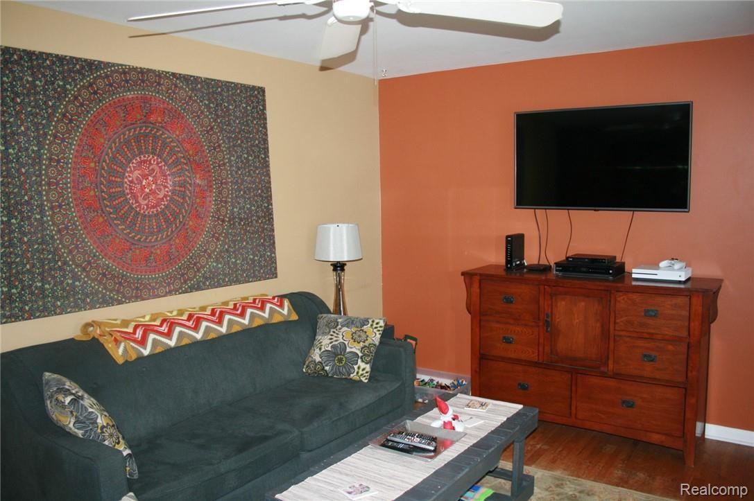 126 Henderson Road Howell, MI 48855 - Photo 6 of 18 3a LR.jpg