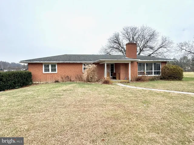 $1,950 | 911 Grings Hill Road, Reading, PA 19608