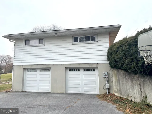 $1,950 | 911 Grings Hill Road, Reading, PA 19608