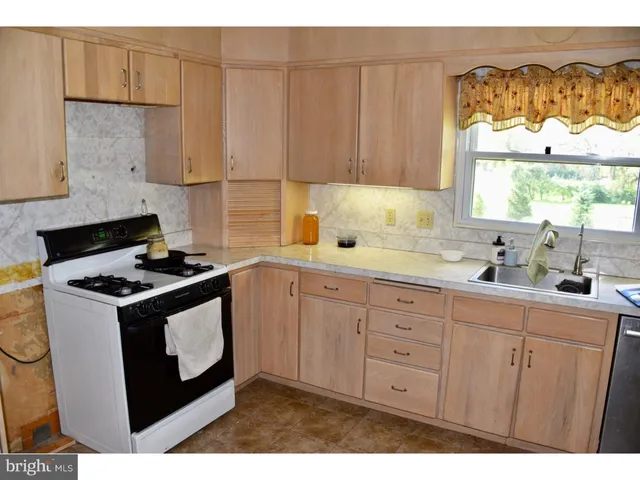 $1,950 | 911 Grings Hill Road, Reading, PA 19608