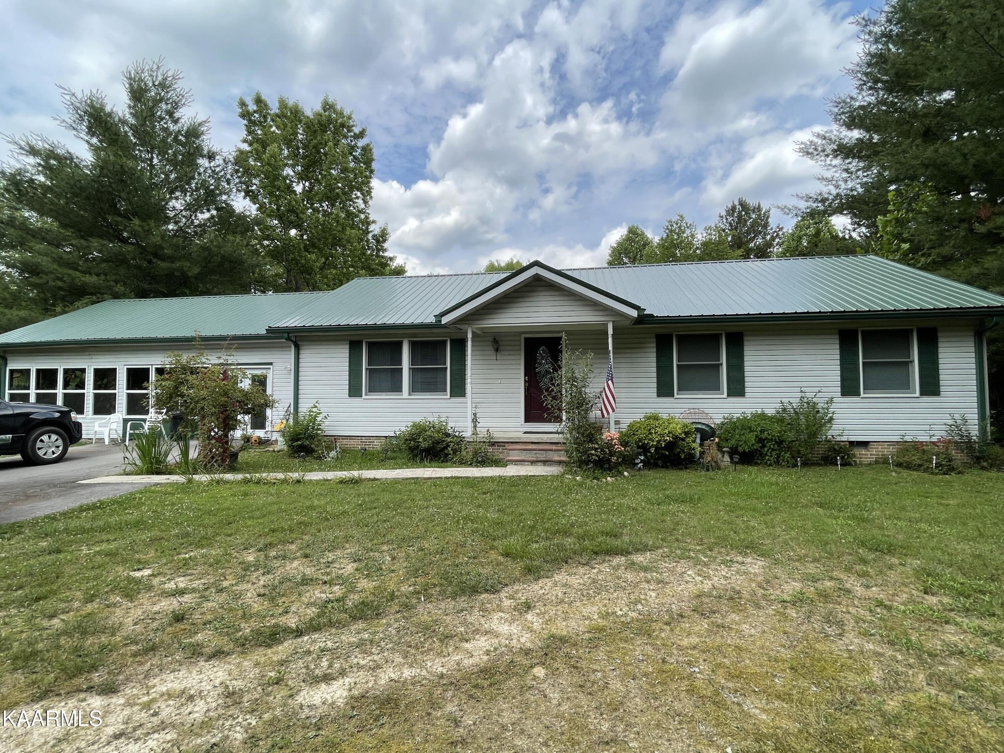 330 Deerfield Road Sparta, TN 38583 - Photo 5 of 32 a front view of a house with a garden