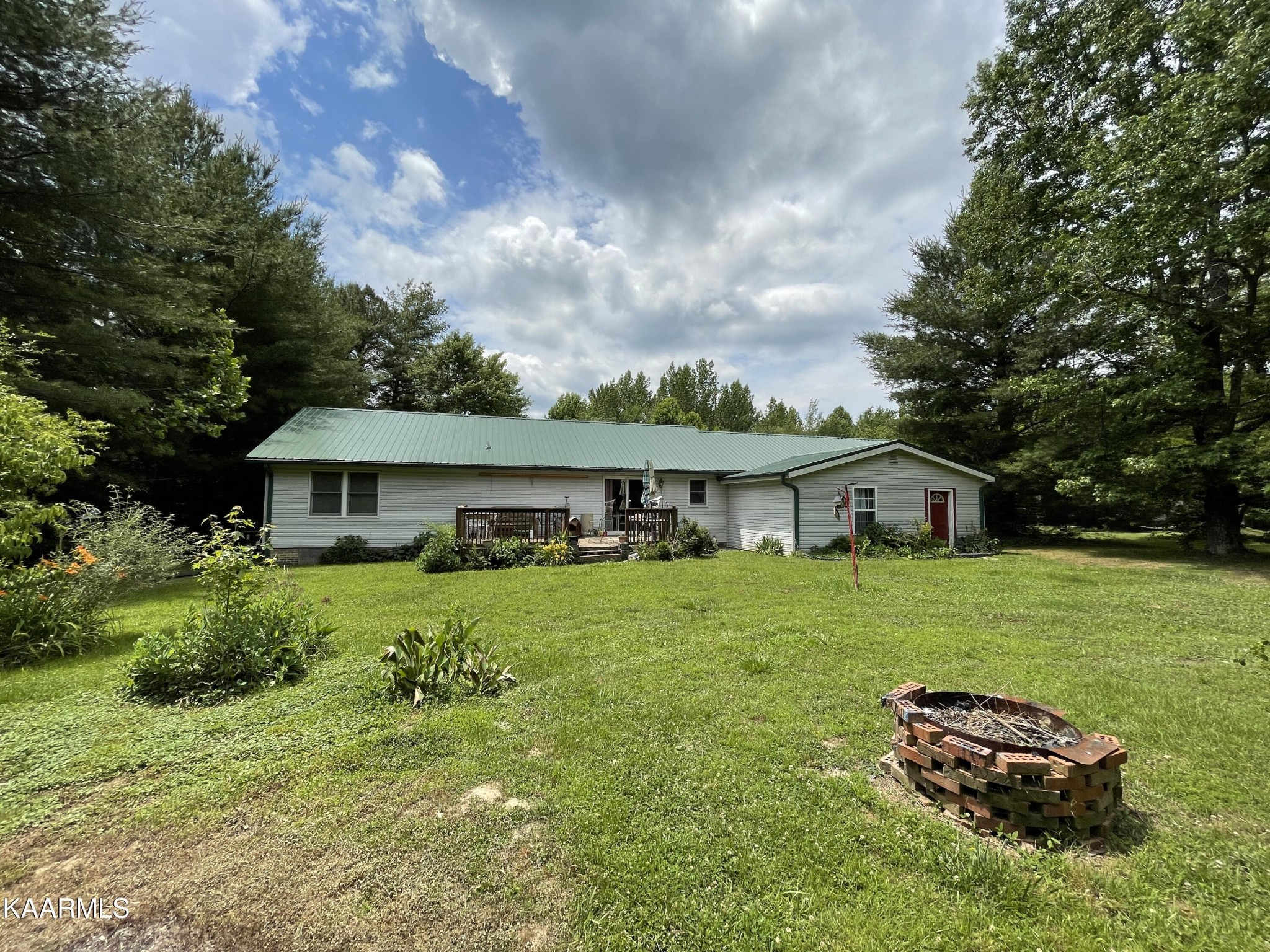330 Deerfield Road Sparta, TN 38583 - Photo 8 of 32 a front view of a house with a garden