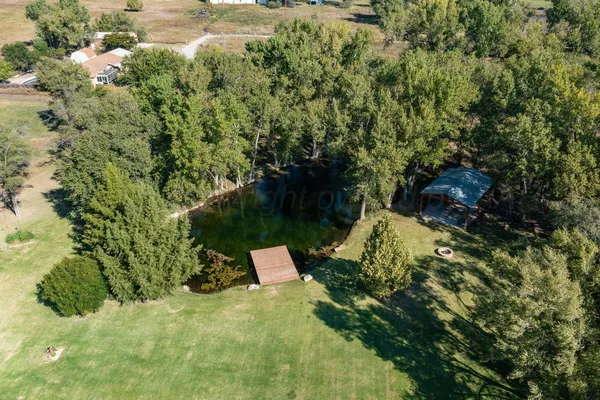 a view of a back yard