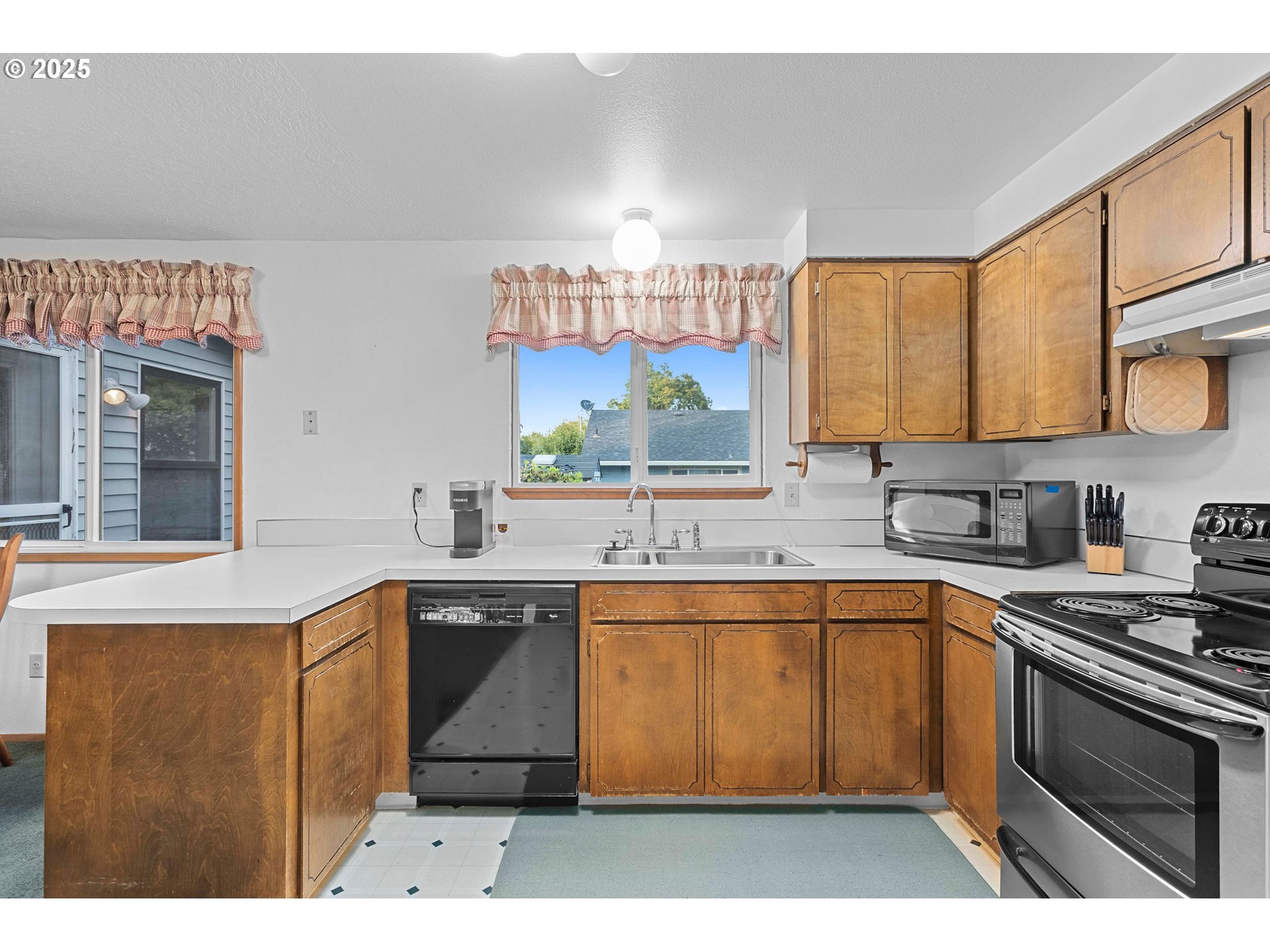 2706 Southeast Minter Bridge Road Hillsboro, OR 97123 - Photo 15 of 37 Kitchen