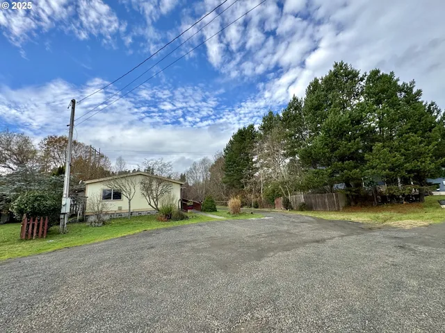 a view of a house with a backyard