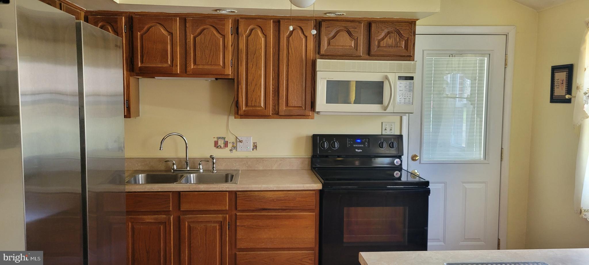 3007 Ogletown Road Newark, DE 19713 - Photo 14 of 25 a kitchen with stainless steel appliances granite countertop a refrigerator and a stove