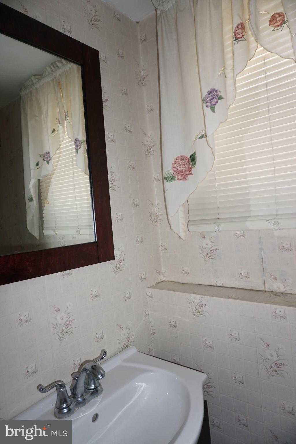 3007 Ogletown Road Newark, DE 19713 - Photo 20 of 25 a bathroom with a sink and mirror with toilet