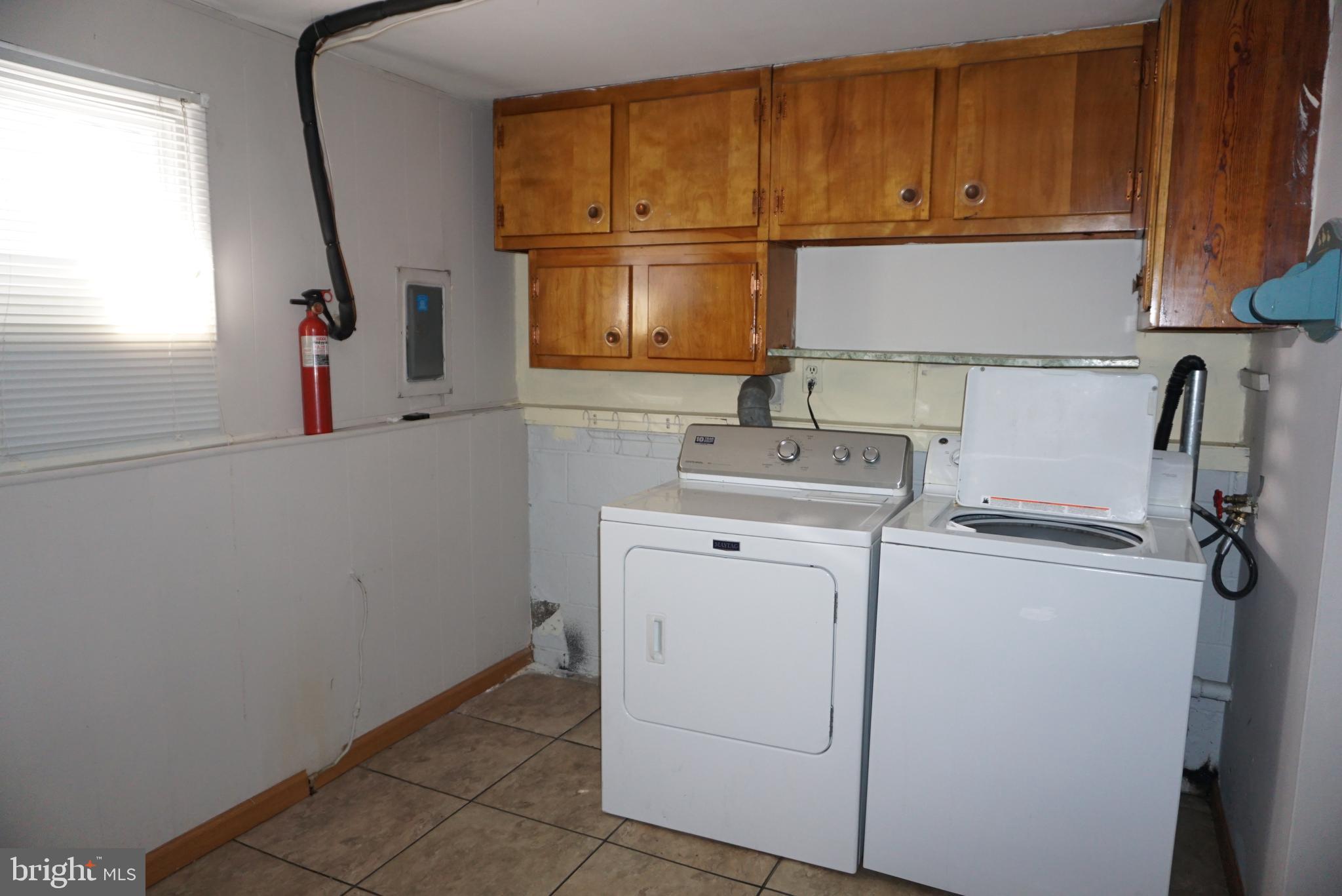 3007 Ogletown Road Newark, DE 19713 - Photo 21 of 25 a utility room with dryer and washer