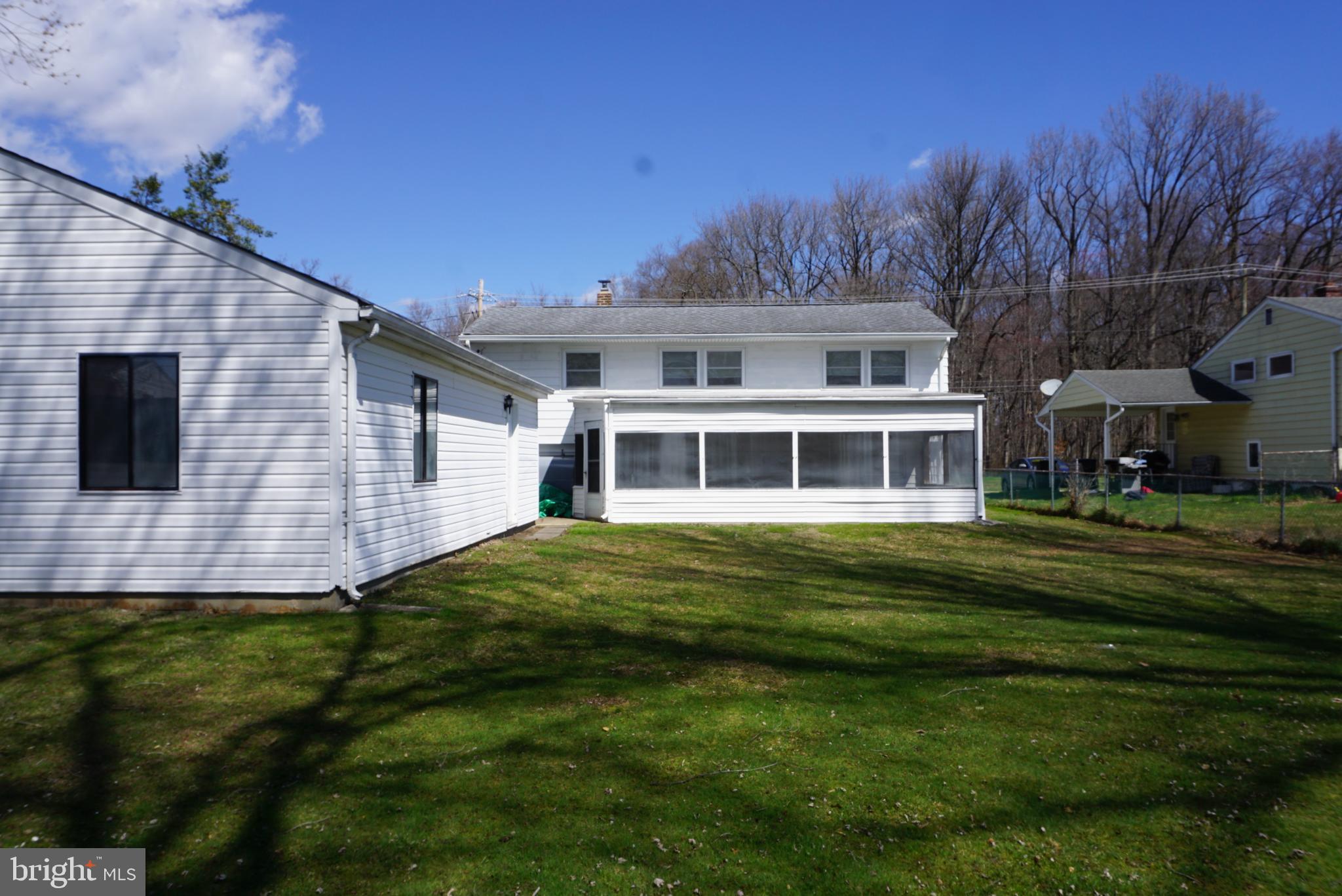 3007 Ogletown Road Newark, DE 19713 - Photo 4 of 25 a front view of a house with a garden