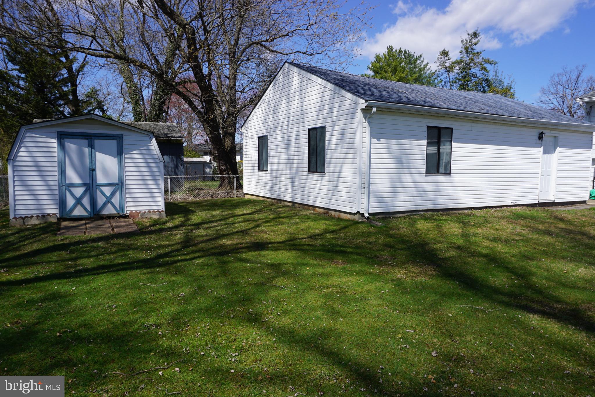 3007 Ogletown Road Newark, DE 19713 - Photo 5 of 25 a front view of a house with a garden