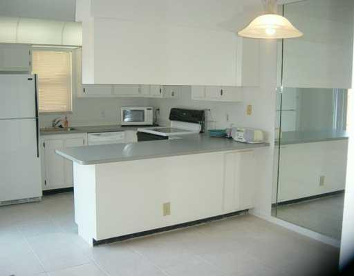7531 Courtyard Run East, Unit 7531 Boca Raton, FL 33433 - Photo 3 of 7 Kitchen