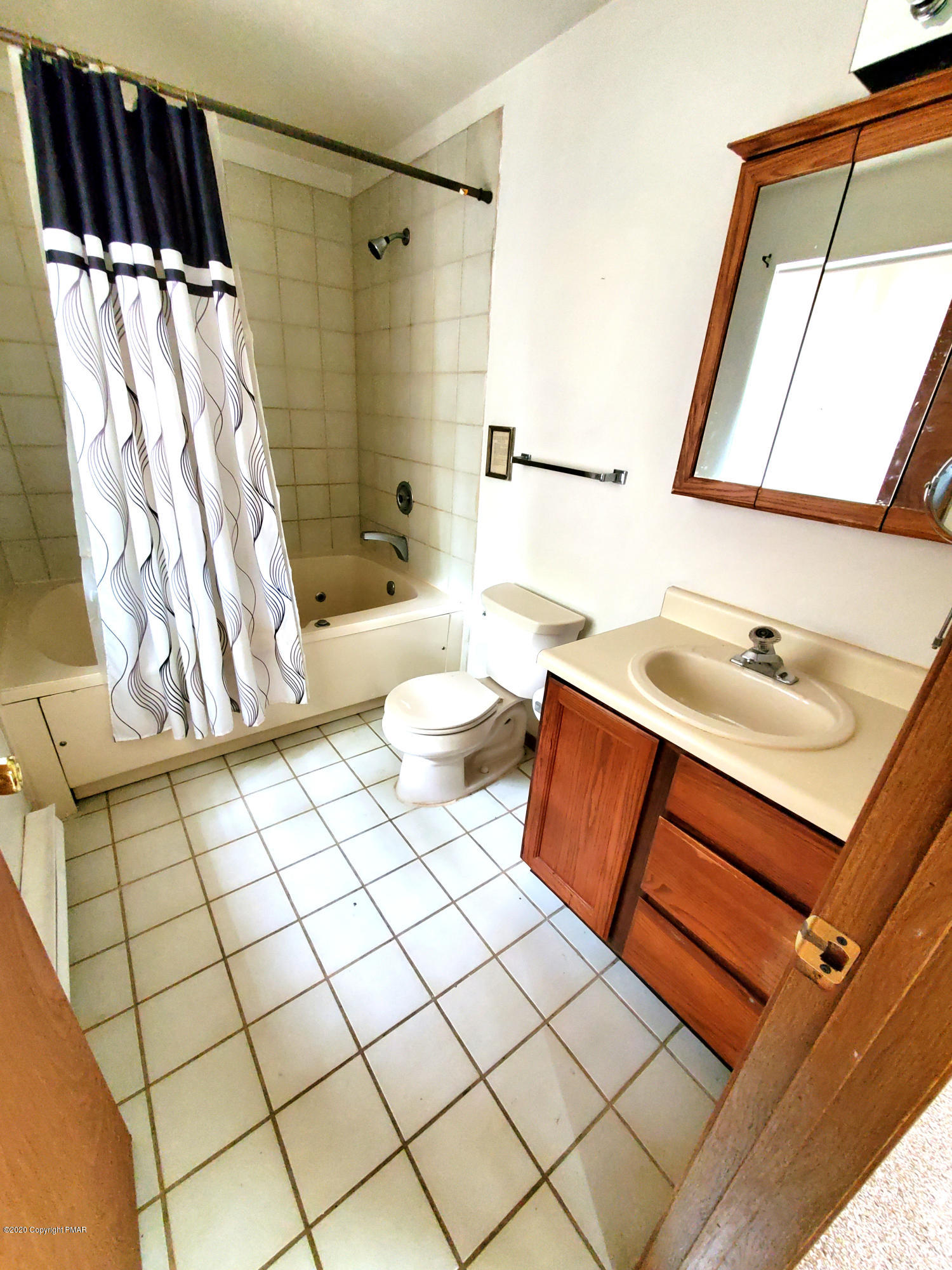165 Stream Court Bushkill, PA 18324 - Photo 6 of 15 Full bath