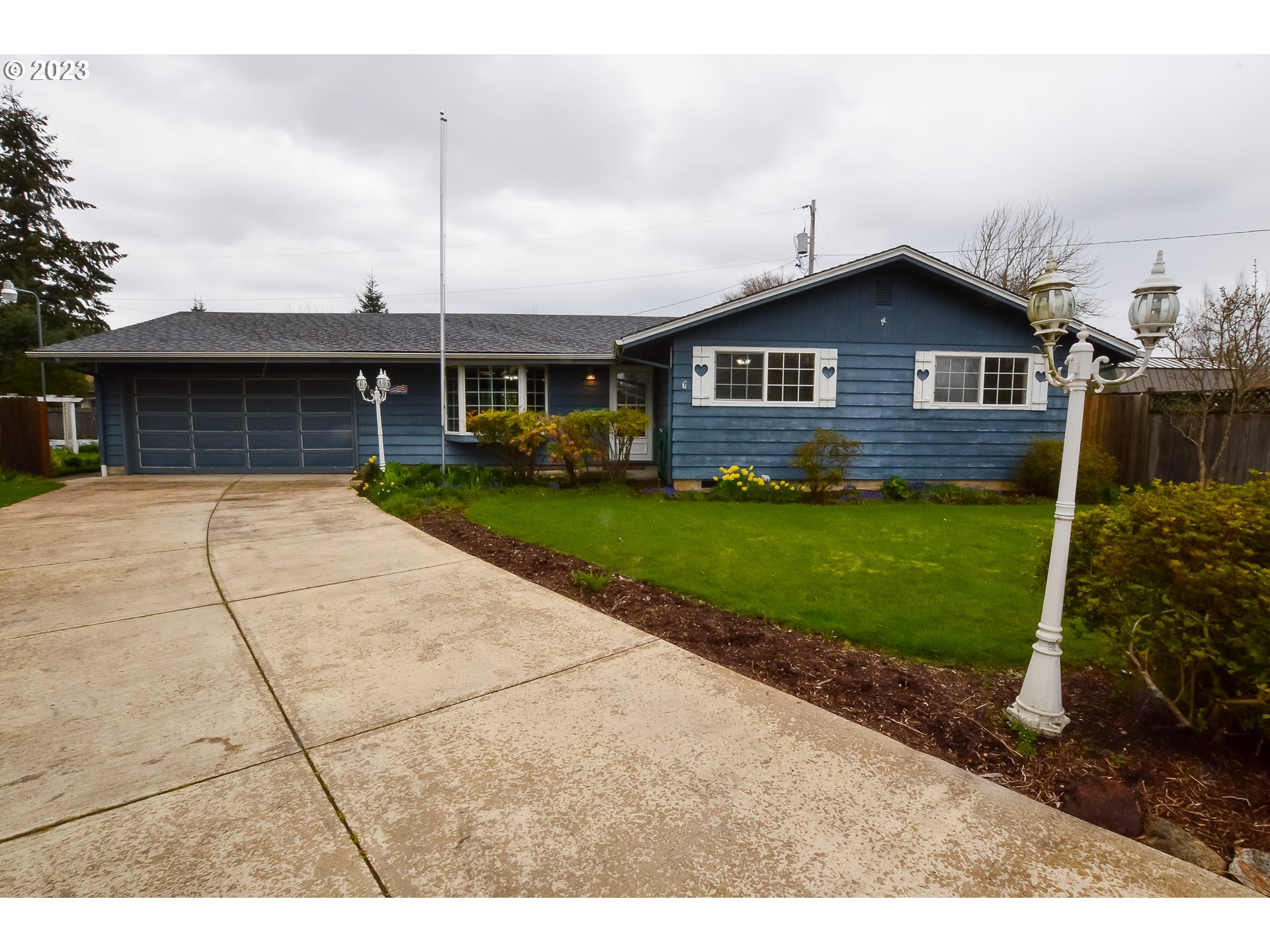 2470 16th Street Springfield, OR 97477 - Photo 1 of 32 a front view of a house with garden
