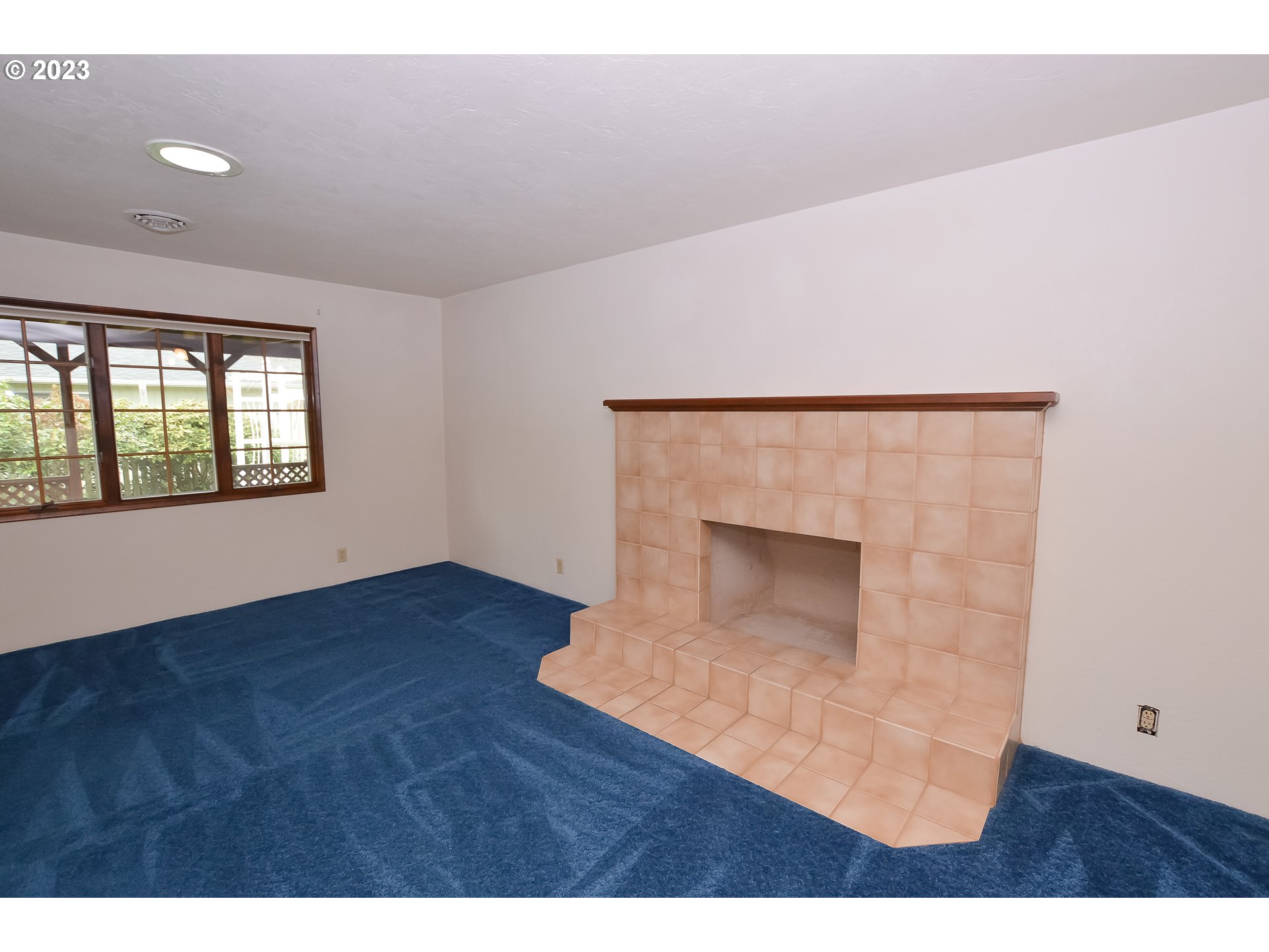 2470 16th Street Springfield, OR 97477 - Photo 6 of 32 a view of an empty room with wooden floor and a window