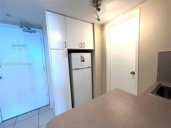 $2,000 | 5445 Collins Avenue, Unit 1425, Miami Beach, FL 33140