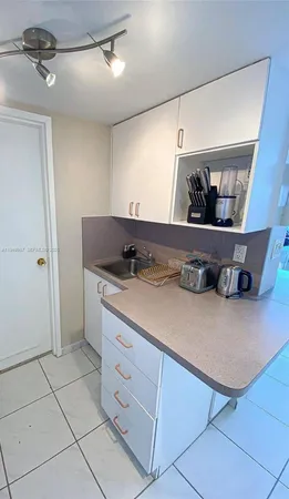 $2,000 | 5445 Collins Avenue, Unit 1425, Miami Beach, FL 33140