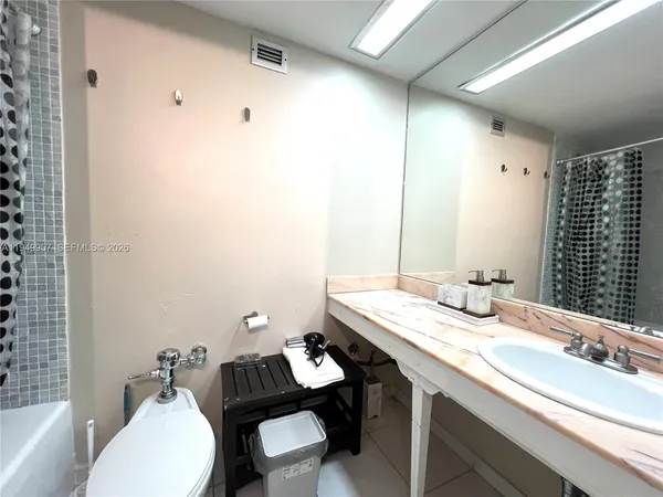 $2,000 | 5445 Collins Avenue, Unit 1425, Miami Beach, FL 33140