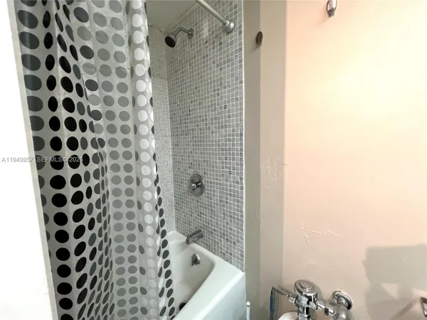 $2,000 | 5445 Collins Avenue, Unit 1425, Miami Beach, FL 33140