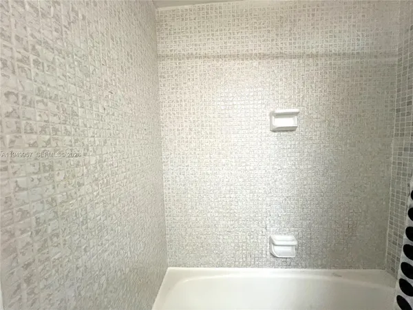 $2,000 | 5445 Collins Avenue, Unit 1425, Miami Beach, FL 33140