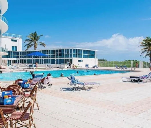 $2,000 | 5445 Collins Avenue, Unit 1425, Miami Beach, FL 33140