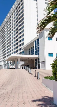 $2,000 | 5445 Collins Avenue, Unit 1425, Miami Beach, FL 33140