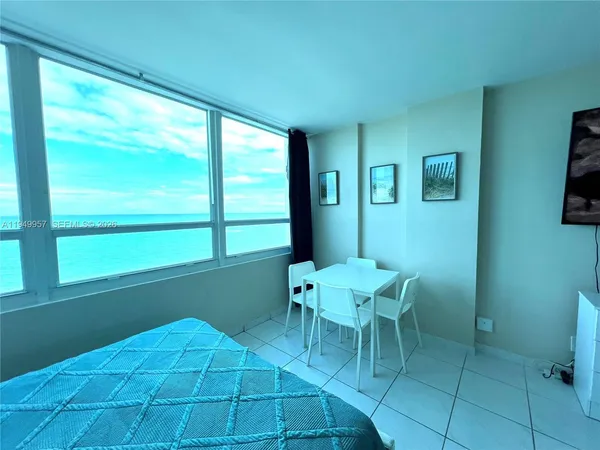 $2,000 | 5445 Collins Avenue, Unit 1425, Miami Beach, FL 33140
