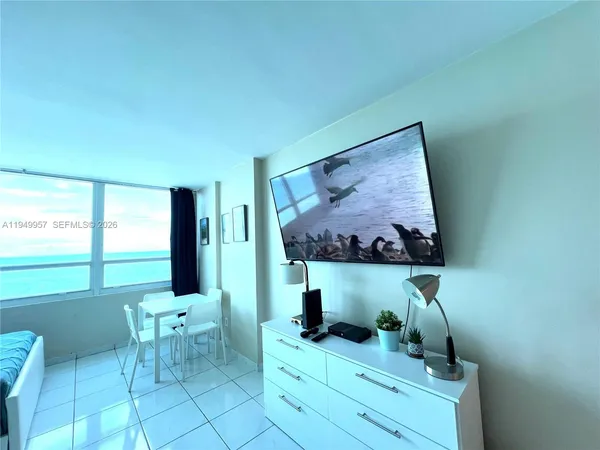 $2,000 | 5445 Collins Avenue, Unit 1425, Miami Beach, FL 33140