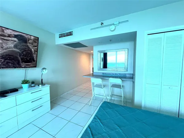 $2,000 | 5445 Collins Avenue, Unit 1425, Miami Beach, FL 33140